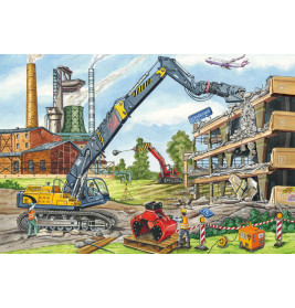 Ein Kran reißt ein Gebäude ab, daneben arbeitet ein Bagger. Im Hintergrund sind Fabriken und ein Flugzeug zu sehen.