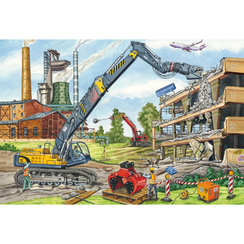 Ein Kran reißt ein Gebäude ab, daneben arbeitet ein Bagger. Im Hintergrund sind Fabriken und ein Flugzeug zu sehen.