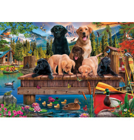 Sieben Labradorwelpen spielen auf einem Holzsteg an einem See, umgeben von Bäumen, Blumen und Tieren.