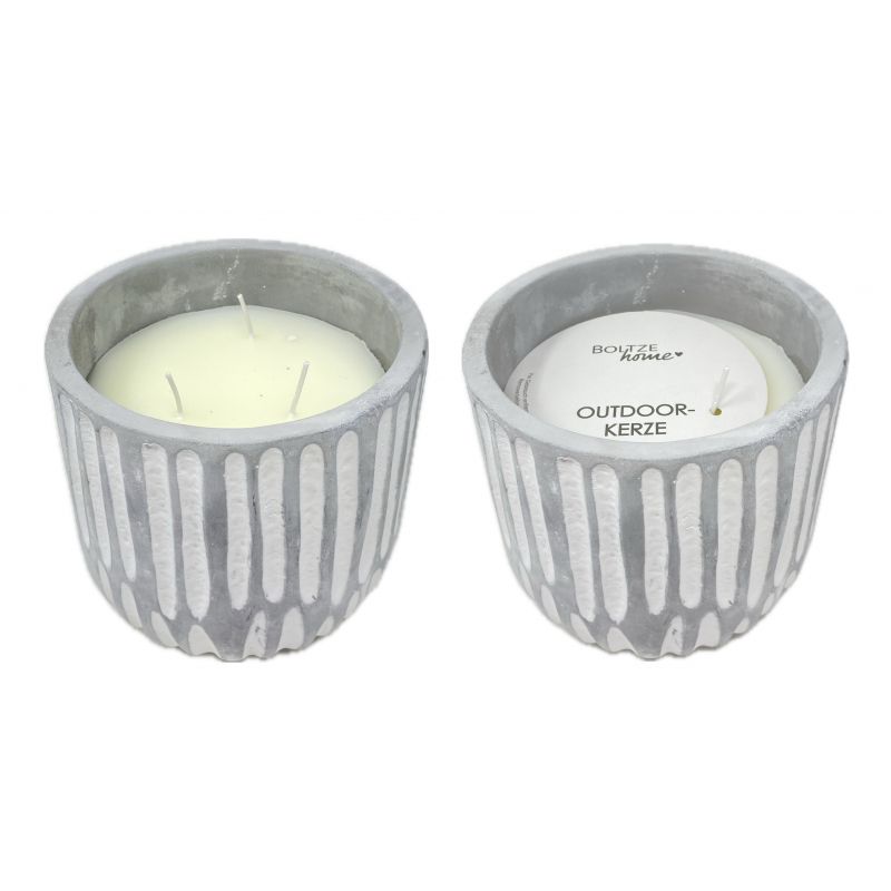 Zwei weiße Kerzen in runden, gerippten grauen Behältern, eine mit dem Etikett OUTDOOR KERZE.