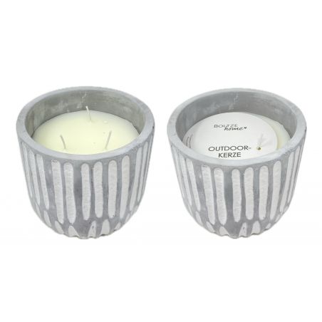 Zwei weiße Kerzen in runden, gerippten grauen Behältern, eine mit dem Etikett OUTDOOR KERZE.