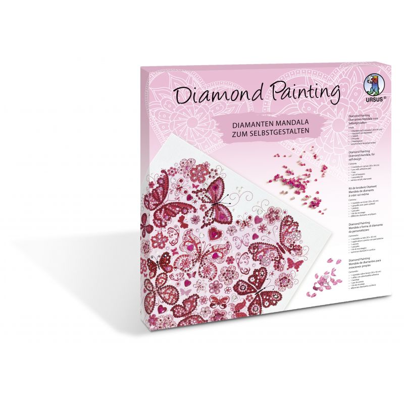 Diamond Painting Set mit pinkem Mandala und Schmetterling, deutsch beschriftet, schräg gezeigt. Diamond Painting Set mit pinkem Mandala und Schmetterling, deutsch beschriftet, schräg gezeigt.