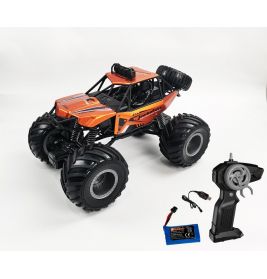 Oranger ferngesteuerter Monstertruck mit großen Reifen, schwarzer Fernbedienung und Akku auf weißem Hintergrund.