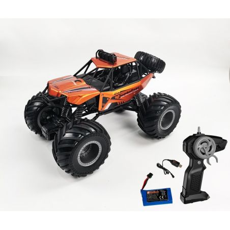 Oranger ferngesteuerter Monstertruck mit großen Reifen, schwarzer Fernbedienung und Akku auf weißem Hintergrund.