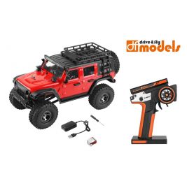 Rotes RC-Offroad-Auto mit Zubehör, schwarz-orangefarbener Fernbedienung und df models Logo in der Ecke.