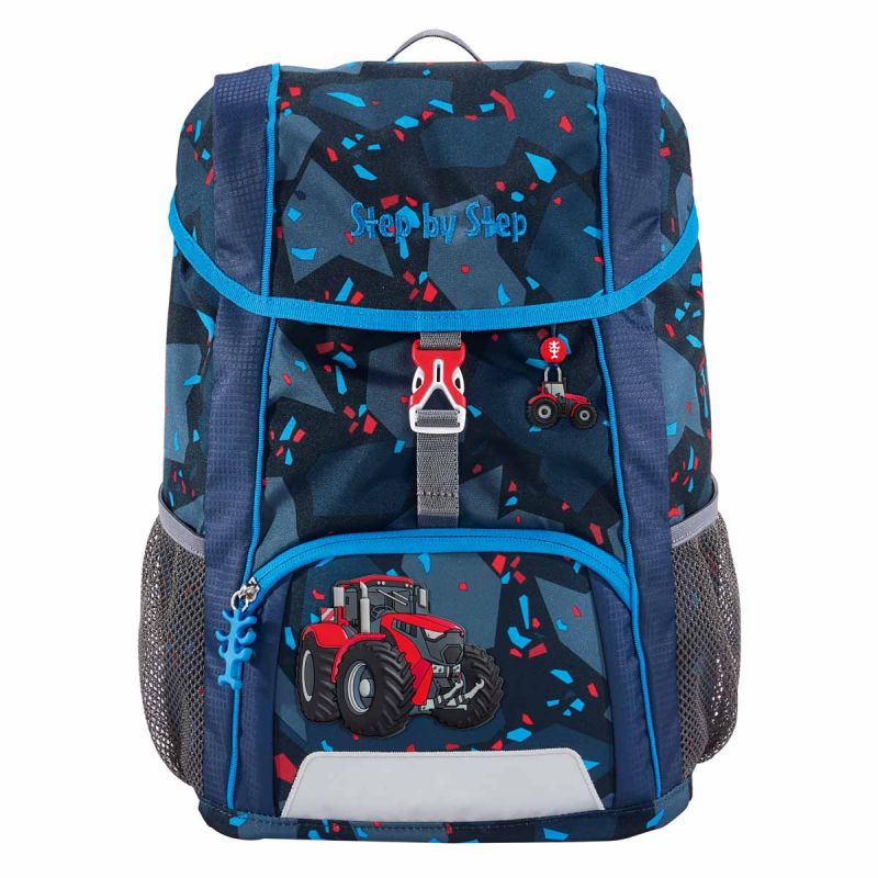 Dunkelblauer Kinder-Rucksack mit rotem Traktor-Motiv, blauen Abschlüssen und seitlichen Mesh-Taschen. Dunkelblauer Kinder-Rucksack mit rotem Traktor-Motiv, blauen Abschlüssen und seitlichen Mesh-Taschen.