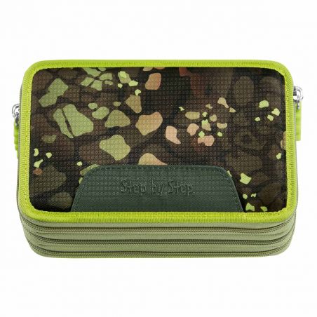 Camouflage-Mäppchen in Grün-Braun mit Reißverschluss, transparenter Front und Step by Step-Aufdruck auf der Tasche.