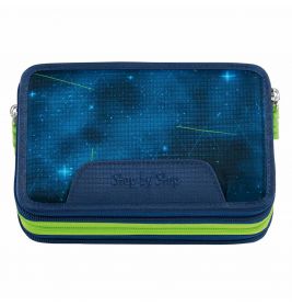 Rechteckiges Etui mit blauem Sternenmuster, grünen Reißverschlüssen und dem Aufdruck Step by Step.