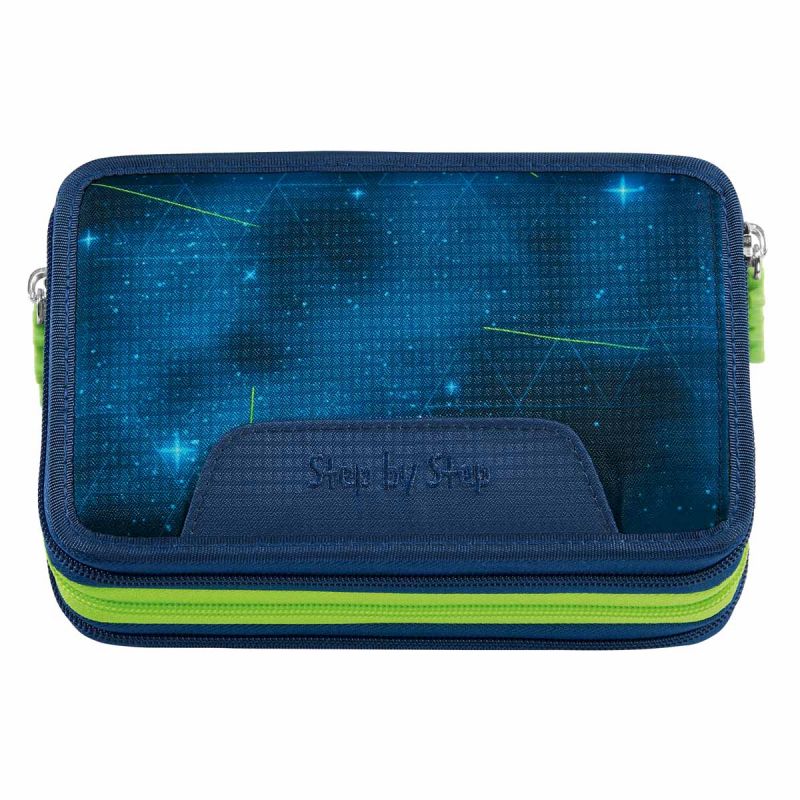 Rechteckiges Etui mit blauem Sternenmuster, grünen Reißverschlüssen und dem Aufdruck Step by Step.