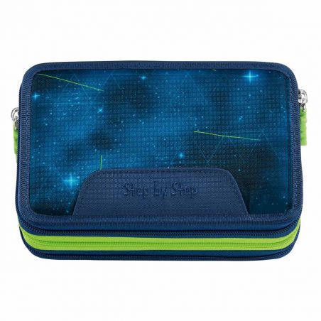 Rechteckiges Etui mit blauem Sternenmuster, grünen Reißverschlüssen und dem Aufdruck Step by Step.