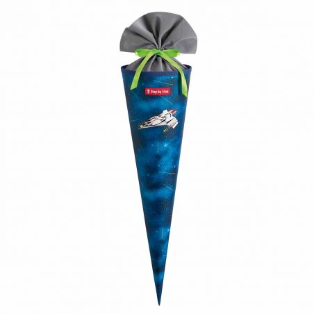 Blauer, kugelförmiger Schultüten-Beutel mit Raumschiff-Motiv, grauer Spitze und grünem Band.