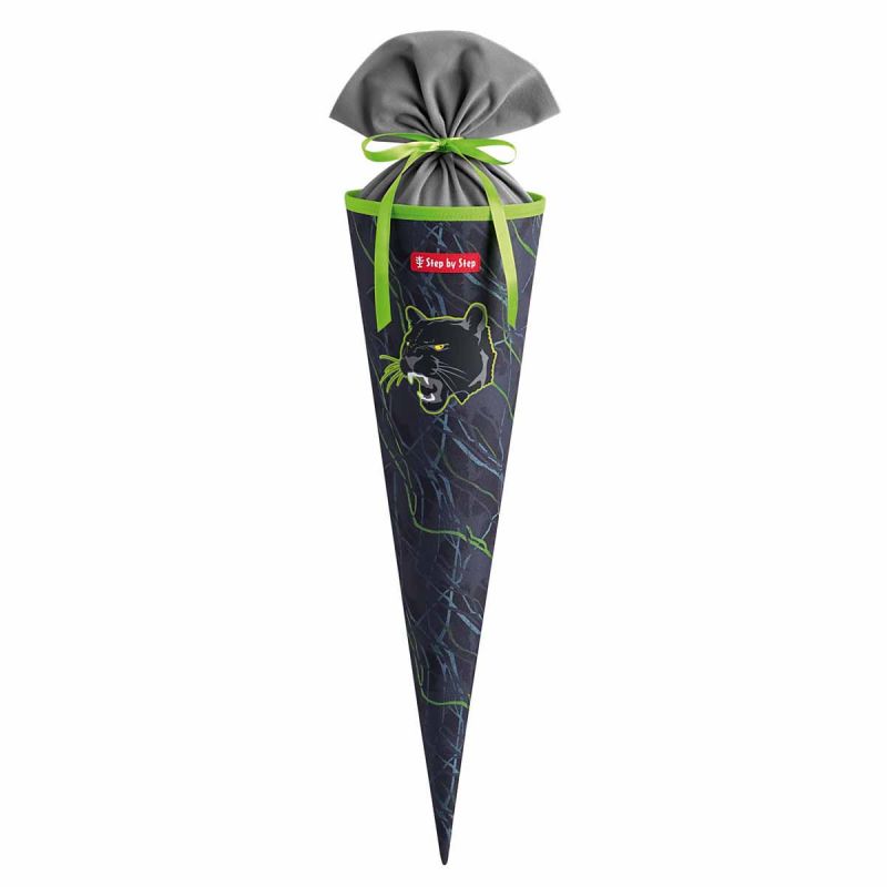 Schultüte in Kegelform mit grünem Panthermotiv, oben mit grünem Band und grauem Stoff verschlossen. Schultüte in Kegelform mit grünem Panthermotiv, oben mit grünem Band und grauem Stoff verschlossen.