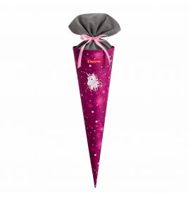 Pinke Schultüte mit Einhornmotiv, Sternenmuster und grauem Abschluss, mit rosa Schleife gebunden.