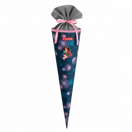 Tütenförmige Schultüte mit Einhornmotiv, pinker Schleife und grauem Abschluss vor weißem Hintergrund.