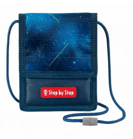 Blaues Halsportemonnaie mit geometrischen Mustern, Fronttasche und rotem Step by Step-Label.