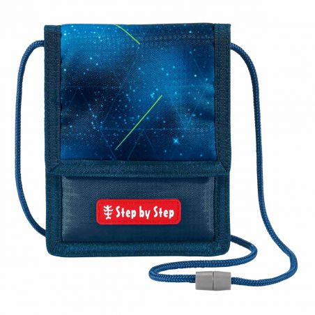 Blaues Halsportemonnaie mit geometrischen Mustern, Fronttasche und rotem Step by Step-Label.