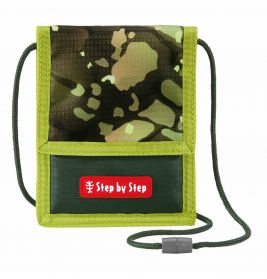 Grüne Geldbörse im Camouflage-Muster mit Halsband und rotem Step by Step-Label auf der Fronttasche.