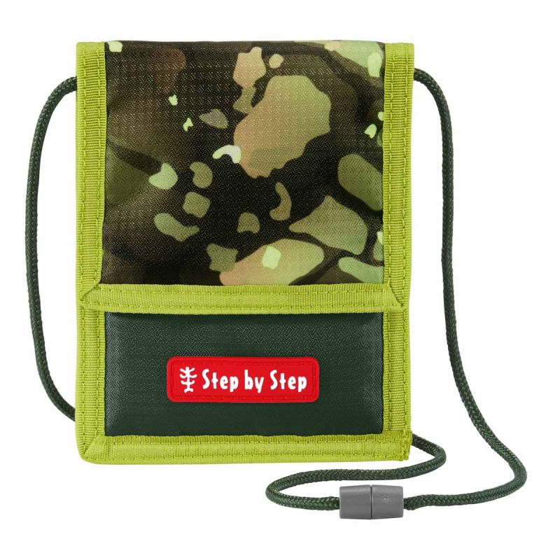 Grüne Geldbörse im Camouflage-Muster mit Halsband und rotem Step by Step-Label auf der Fronttasche. Grüne Geldbörse im Camouflage-Muster mit Halsband und rotem Step by Step-Label auf der Fronttasche.