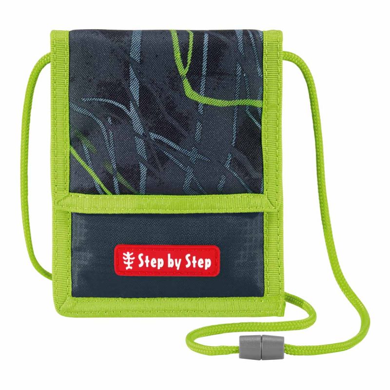 Dunkles Portemonnaie mit grünem Rand, Umhängeband und Step by Step-Label auf der Fronttasche.