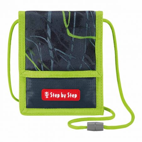Dunkles Portemonnaie mit grünem Rand, Umhängeband und Step by Step-Label auf der Fronttasche.