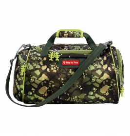 Camo-Duffelbag mit grünen Trägern und Step by Step-Logo auf der Vorderseite.
