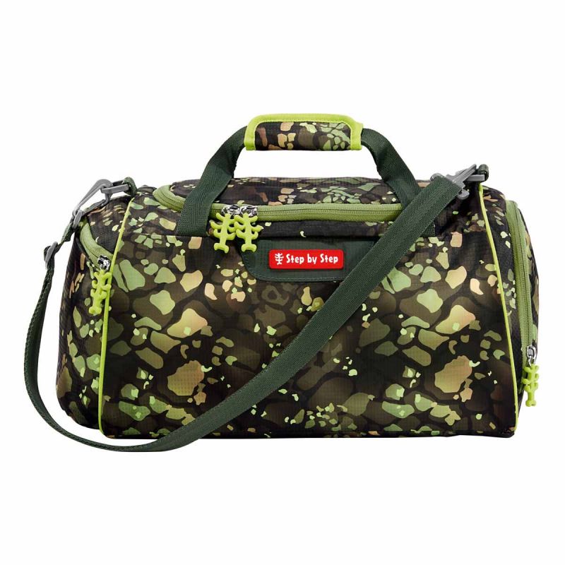 Camo-Duffelbag mit grünen Trägern und Step by Step-Logo auf der Vorderseite.
