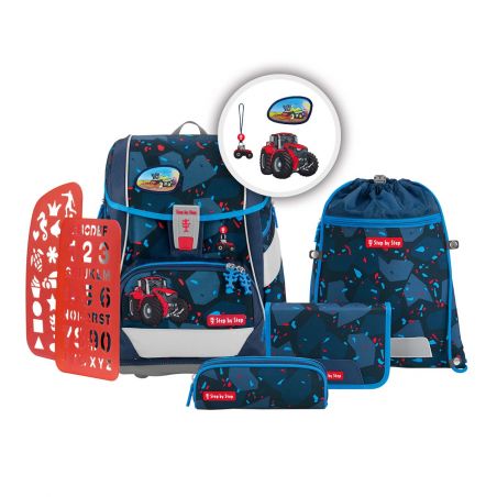 Blau-rotes Schulranzen-Set mit Traktor-Motiv: Rucksack, Federmäppchen, Schablone und Turnbeutel inklusive.