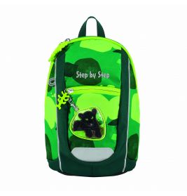 Grüner Kinder-Rucksack mit Panther-Aufnäher, Fronttasche und Step by Step-Schriftzug.