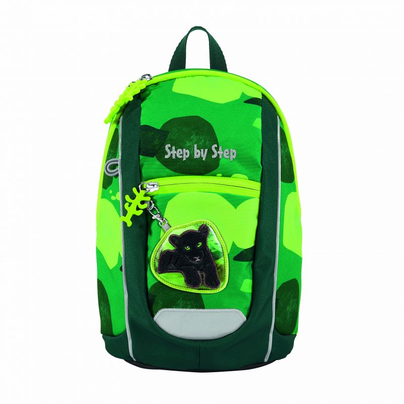 Grüner Kinder-Rucksack mit Panther-Aufnäher, Fronttasche und Step by Step-Schriftzug. Grüner Kinder-Rucksack mit Panther-Aufnäher, Fronttasche und Step by Step-Schriftzug.