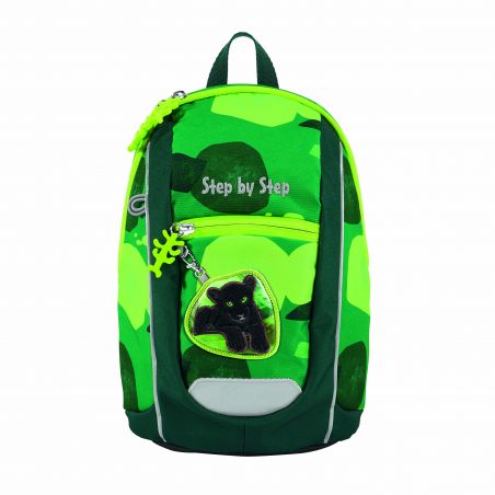 Grüner Kinder-Rucksack mit Panther-Aufnäher, Fronttasche und Step by Step-Schriftzug.