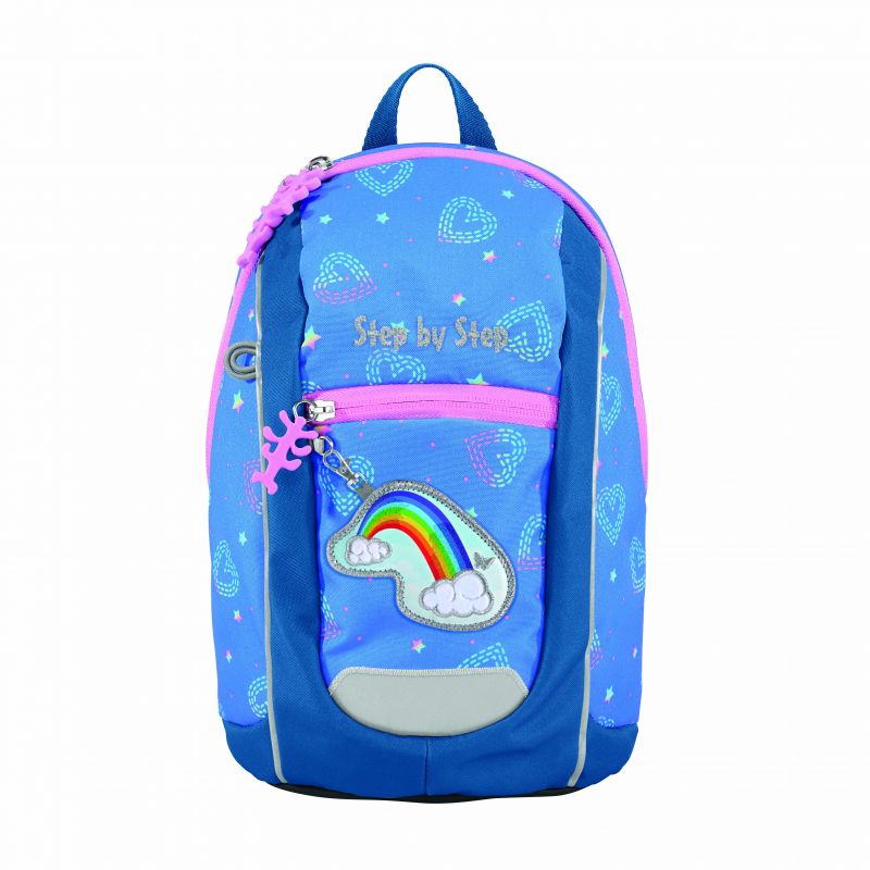 Blauer Kinder-Rucksack mit Herzmustern, Regenbogen-Aufnäher und pinken Reißverschlussakzenten.