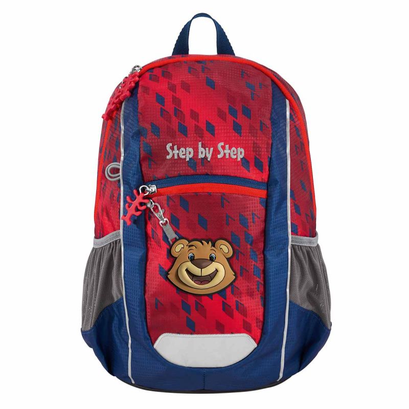 Rot-blauer Kinderrucksack mit Bären-Gesicht und Step by Step-Schriftzug auf der Fronttasche. Rot-blauer Kinderrucksack mit Bären-Gesicht und Step by Step-Schriftzug auf der Fronttasche.