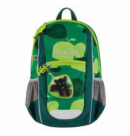 Grüner Kinderrucksack mit Panther-Patch, Fronttasche und grauen Netz-Seitentaschen.