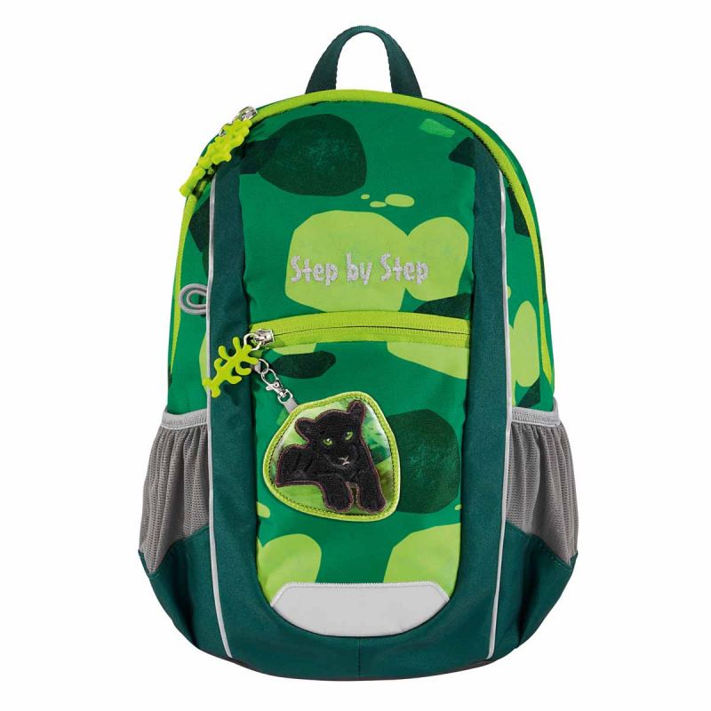 Grüner Kinderrucksack mit Panther-Patch, Fronttasche und grauen Netz-Seitentaschen. Grüner Kinderrucksack mit Panther-Patch, Fronttasche und grauen Netz-Seitentaschen.