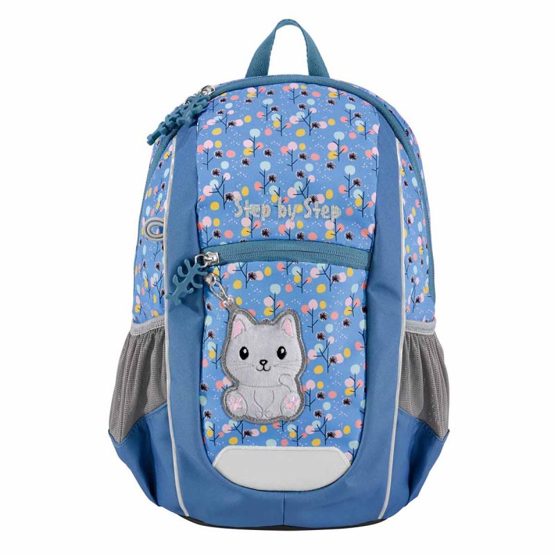 Blauer Rucksack mit Blumenmuster und einem niedlichen grauen Katzen-Patch auf der Vordertasche.