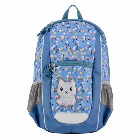 Blauer Rucksack mit Blumenmuster und einem niedlichen grauen Katzen-Patch auf der Vordertasche.