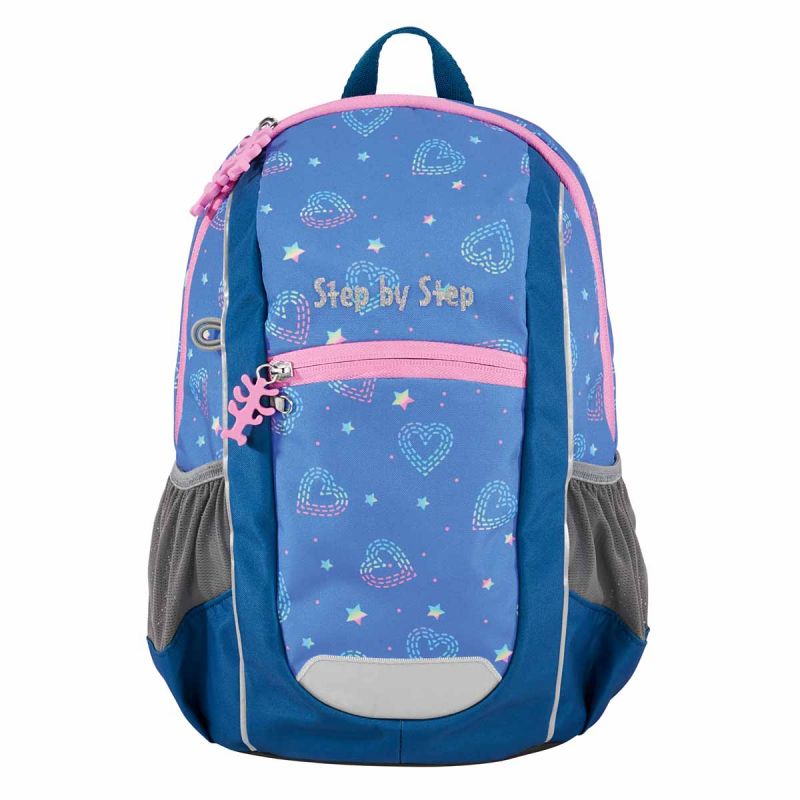 Blauer und lila Rucksack mit Herzmuster, pinkem Reißverschluss und Step by Step-Schriftzug auf der Fronttasche. Blauer und lila Rucksack mit Herzmuster, pinkem Reißverschluss und Step by Step-Schriftzug auf der Fronttasche.