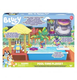 Bluey Pool Time Spielset-Box mit Bluey-Figuren, Pool, Schwimmringen und Zubehör in einer Gartenszene.