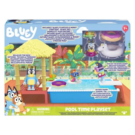 Bluey Pool Time Spielset-Box mit Bluey-Figuren, Pool, Schwimmringen und Zubehör in einer Gartenszene.