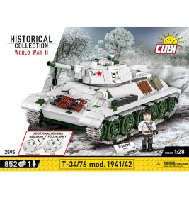 COBI T-34/76 WWII Panzer-Bausatz (852 Teile) auf Box mit Panzerbild und Figur vor verschneitem Hintergrund.