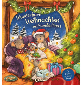 Eine Mäusefamilie feiert Weihnachten am Baum und tauscht Geschenke an einem gemütlichen, verschneiten Abend aus.