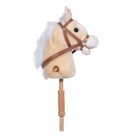 Steckenpferd mit plüschigem beige-weißem Pferdekopf, braunem Zaumzeug und Holzgriff.
