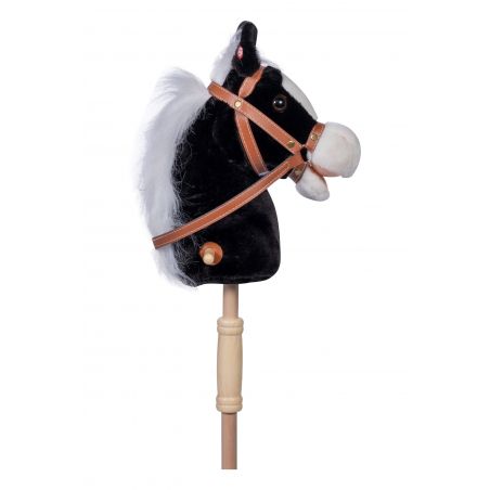 Kuscheliger schwarz-weißer Steckenpferdkopf mit Trense, befestigt auf einem Holzstab.