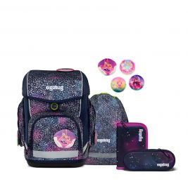 Schulrucksack-Set mit Galaxie-Muster: Rucksack, Federmäppchen, Beutel und vier runde Anstecker.