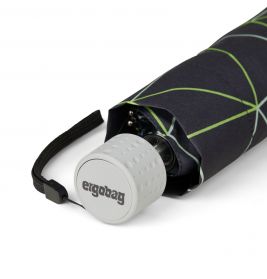Nahaufnahme eines zusammengefalteten Regenschirms mit grauem ergobag-Griff und schwarzem Band.