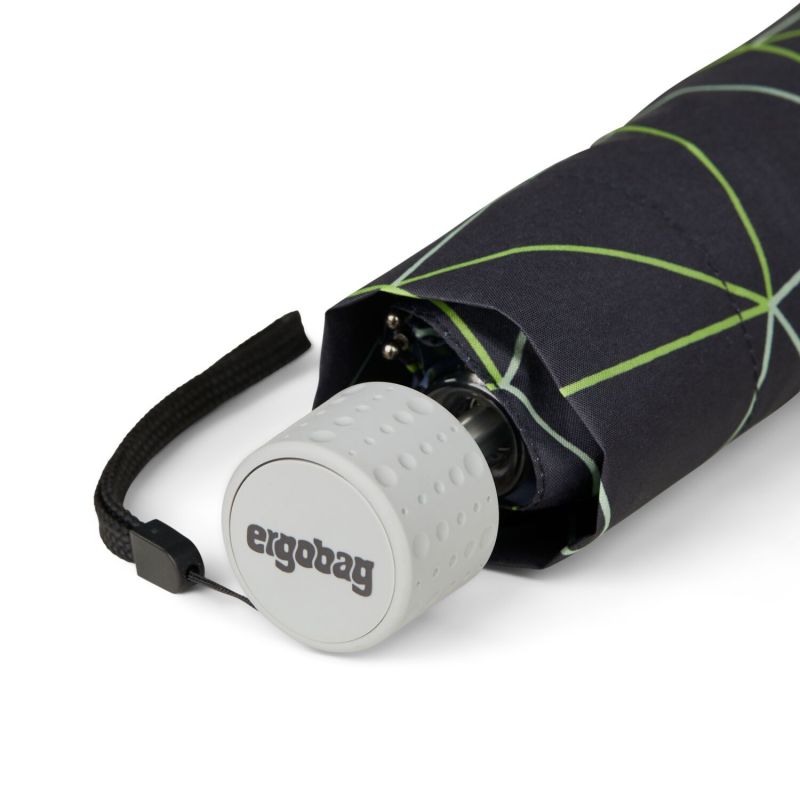 Nahaufnahme eines zusammengefalteten Regenschirms mit grauem ergobag-Griff und schwarzem Band. Nahaufnahme eines zusammengefalteten Regenschirms mit grauem ergobag-Griff und schwarzem Band.