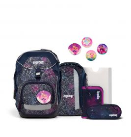 Schulranzen-Set mit Galaxie-Muster, passenden Accessoires und vier bunten, runden Aufnähern oben abgebildet.