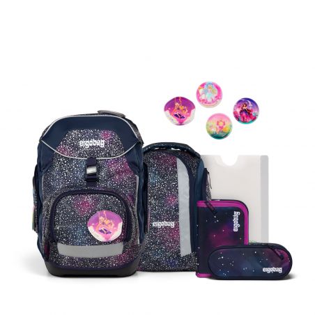 Schulranzen-Set mit Galaxie-Muster, passenden Accessoires und vier bunten, runden Aufnähern oben abgebildet.