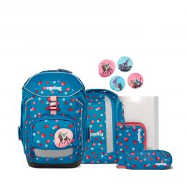 Blaues Schulranzen-Set mit pinken Punkten, Einhorn-Aufnähern, Mappen und passenden Accessoires liegt aus.