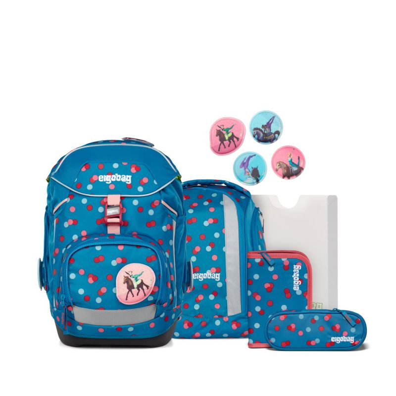 Blaues Schulranzen-Set mit pinken Punkten, Einhorn-Aufnähern, Mappen und passenden Accessoires liegt aus. Blaues Schulranzen-Set mit pinken Punkten, Einhorn-Aufnähern, Mappen und passenden Accessoires liegt aus.